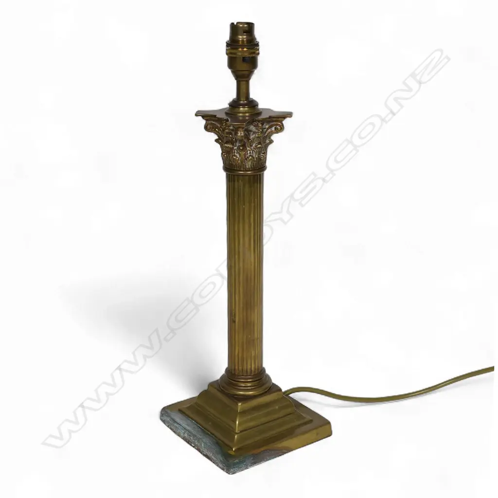 A table lamp and shade, Image 1++
